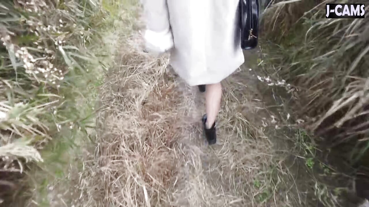 La obediente mujer tipo M disfruta de ser llevadas a encontrar placer en un estado atrevido provocando job-2