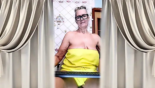 Fröhliche hausfrau lukerya zeigt ihre nackten Füße in der Küche. Reife Sohlen und Zehen hautnah