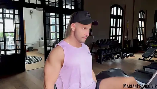 Cowok hot dari gym akhirnya ngergerjain aku