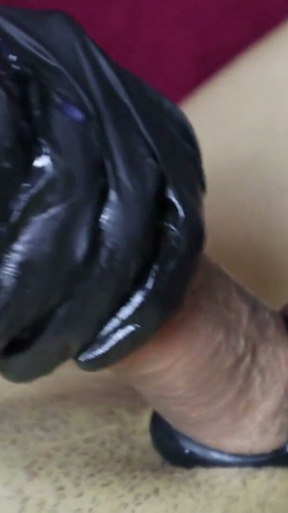 a powerful penis almost splashes with sperm but the skillful hand of the masseur | Clip 3