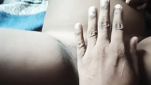 Apni bhabhi ko maine chut phailakar chut me ungli kiya