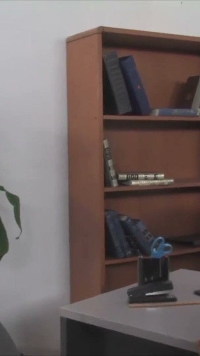 Chefin MILF von 2 Bauarbeiter im Office weggebumst | Clip 1