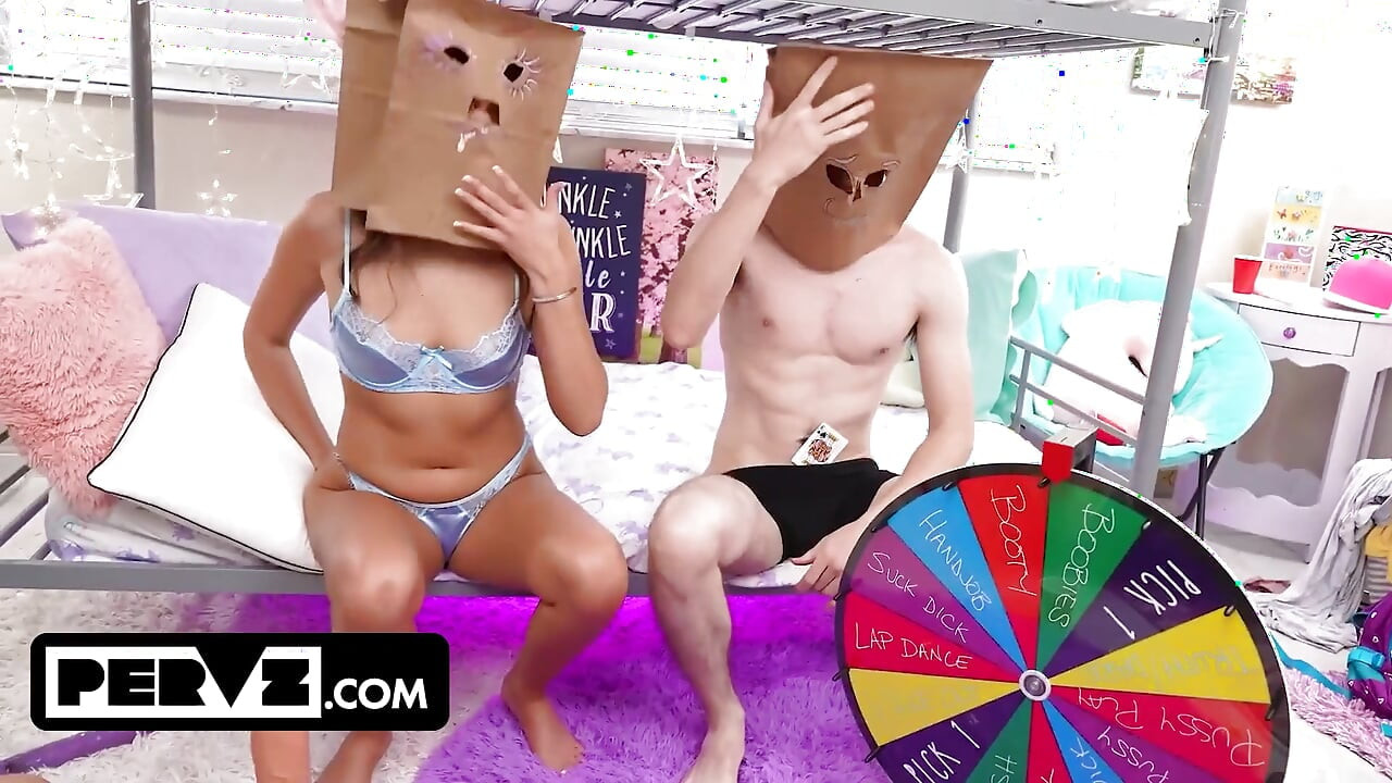 Freya von doom aur selina bentz Teamskeet vishvvidyalay men kamuk klej nnga nach ka netritv karti hain