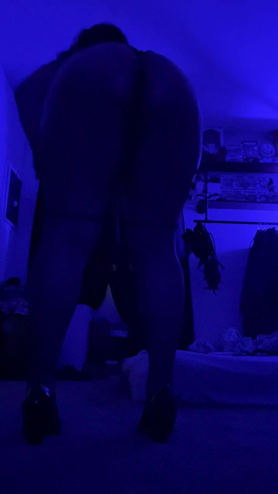 Με κάνει τόσο καυλιάρης βάζοντας λάδι σε όλο τον κώλο μου