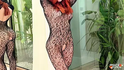 Rothaarige schönheit in netzstrümpfen leidenschaftliches ficken auf dem boden bis zum abspritzen - sweetie fox