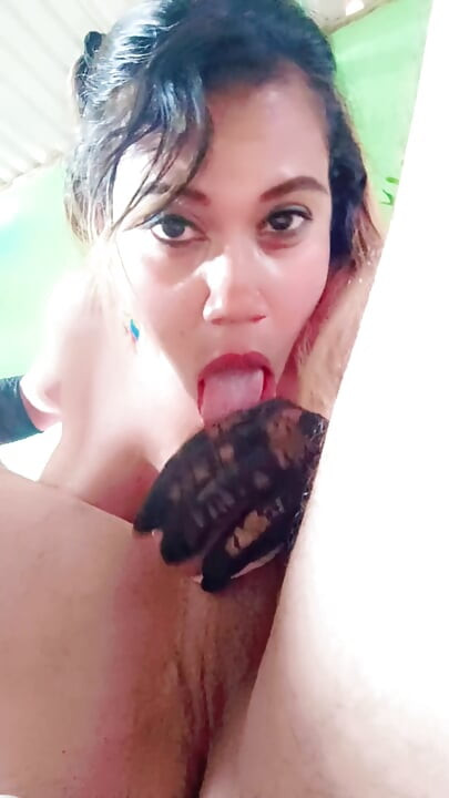 Cewek sange ini lagi asik masturbasi pakai sarung tangan hitam sampai matanya merem melek pagi-pagi!