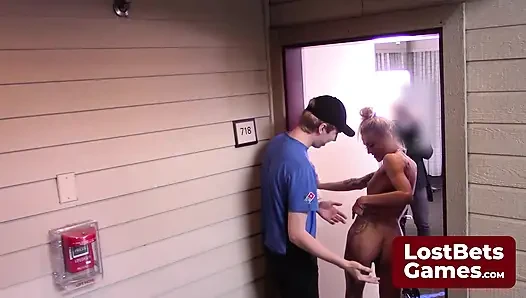 Tatmin edici bir ödeme ile lezzetli bir yaramaz striptiz rock kağıt makas oyunu