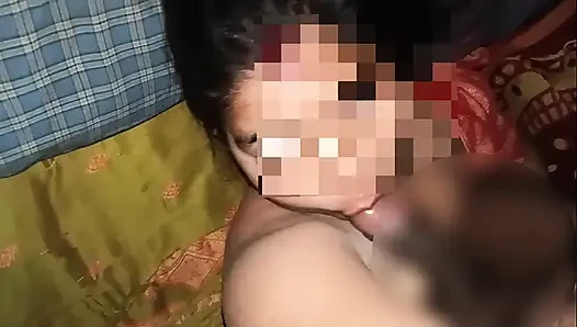 Ateşli çift sikişiyor ve birbirlerini öpüyor