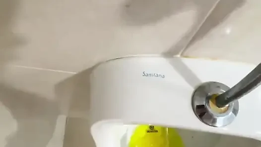 Umumi tuvaletlerde tamamen çıplak işemeye cüret ediyor