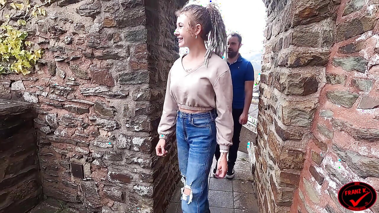 Public! Riskanter Blowjob Beim Ausflug Zur Burg!