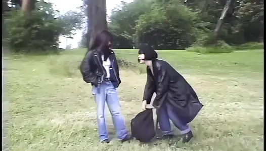 Gerçek hayattaki lezbo aşıkları açık havada amcık yalıyor