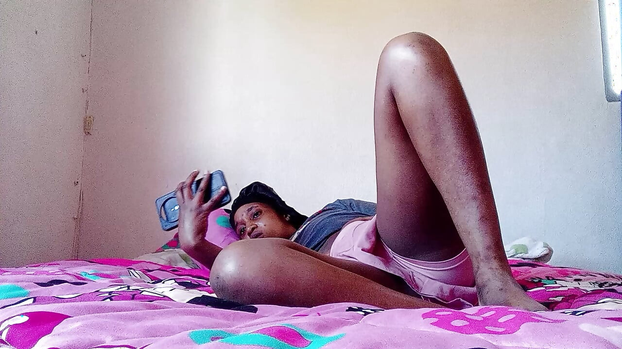 Mă masturbam vorbind cu iubitul meu, eram atât de excitată, facem video call când sunt excitată