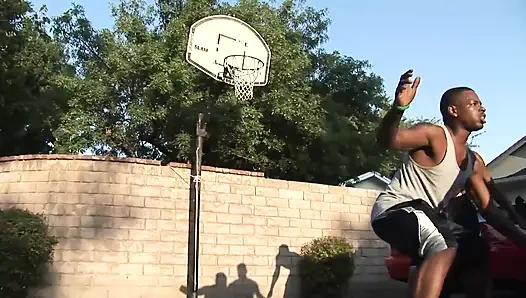 Büyük memeli ateşli sarışın sürtük sert büyük siyah yarakla sikiliyor