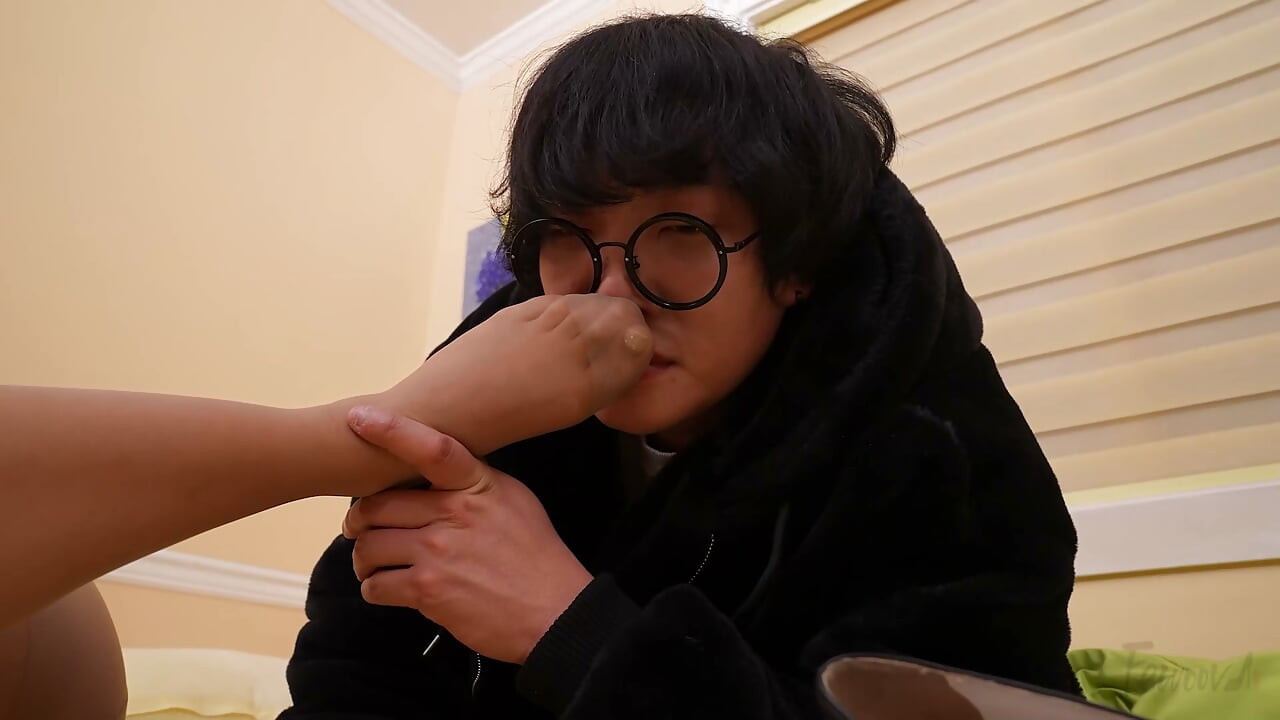 따먹고보니까 개꼴리는 만취한 절친 발 맛