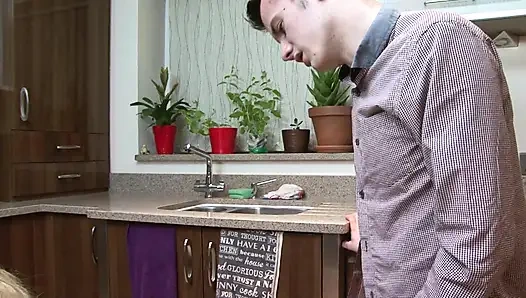 Büyük götlü orta yaşlı seksi kadın mutfakta sert sikiliyor ve dölleniyor