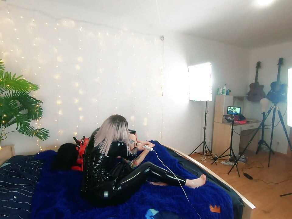 漂亮的女同性恋恋物癖女孩做爱视频的后台. 积极的女主调教, 性爱游戏, 乳胶皮革
