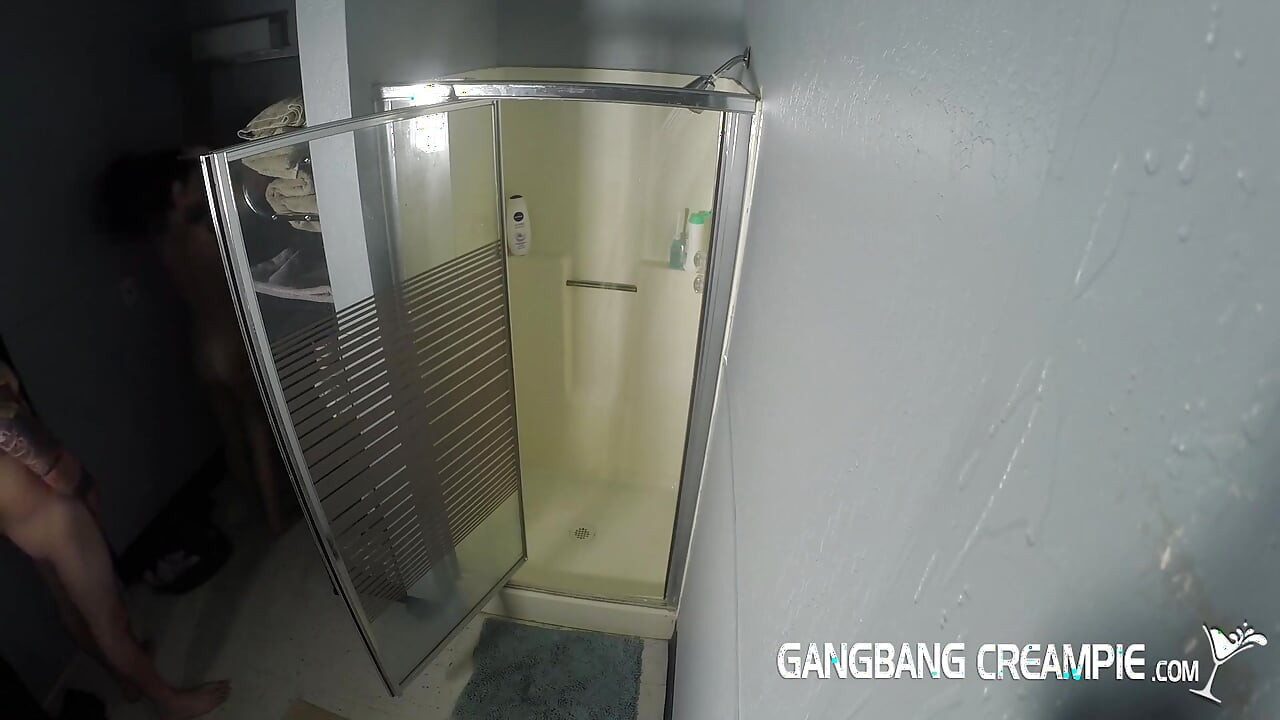 샤워 중 따먹히는 마른 소녀