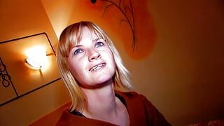 Erstaunlich aussehende deutsche Dame liebt es, warmes Sperma auf ihre Titten zu bekommen