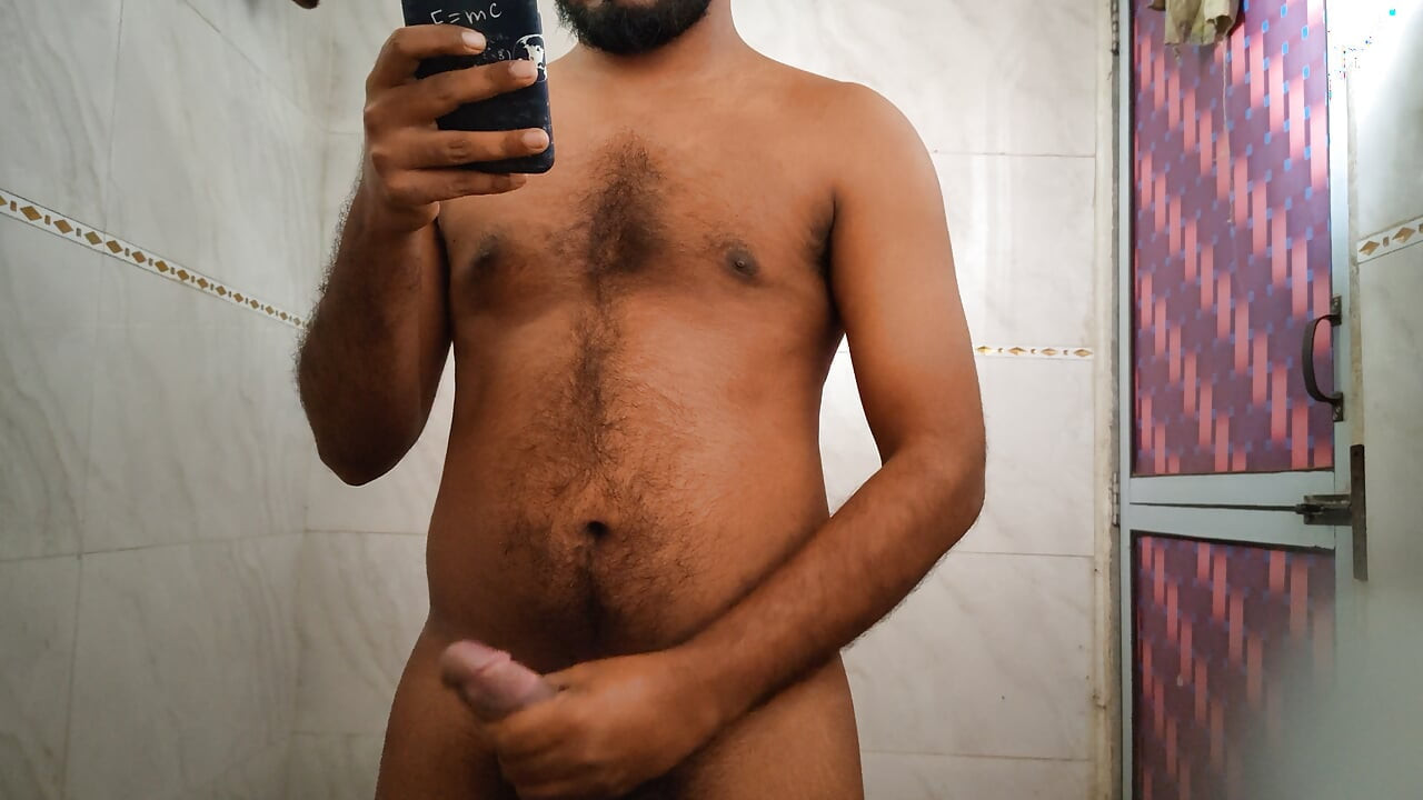 Membelai penisku dengan keras di kamar mandi