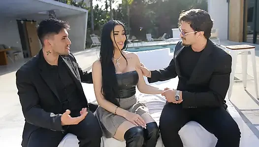 Wir Interviewen Diese Brünette Und Sie Fickt Uns Im Garten Auf Einem Hardcore-dreier - Clea Gaultier