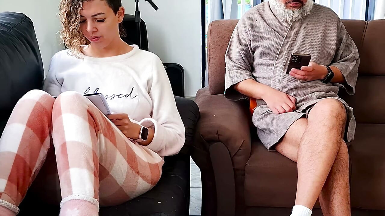 Masturbación arriesgada al lado de la hijastra, pero ella ayudó.