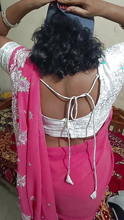 Hintli güzel Telugu teyze sari ateşli romantizm amcığı domaltarak sikiyor