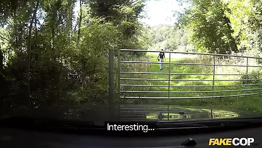 Fake cop - eine freche amateurin wird über das auto beugt und pOV gestopft