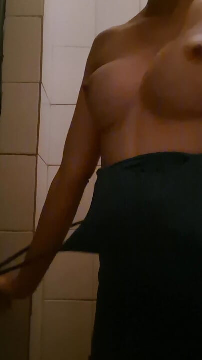 Kona forlater jobben og stikker innom et pornoteater for å suge av fremmede og ta lasset deres!
