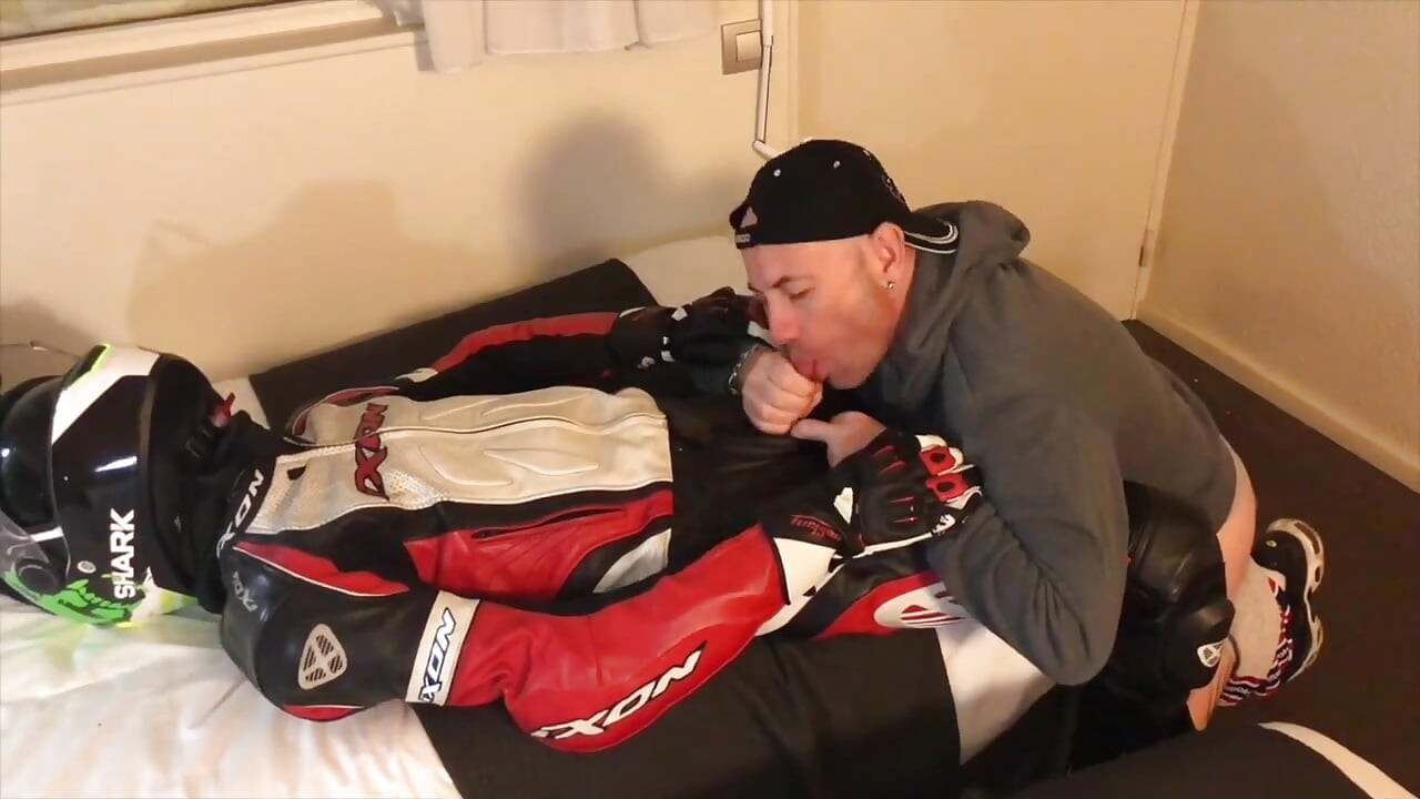 الإذلال في الفندق بملابس صنم راكب الدراجة النارية