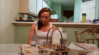 Beth faz o desafio do leite