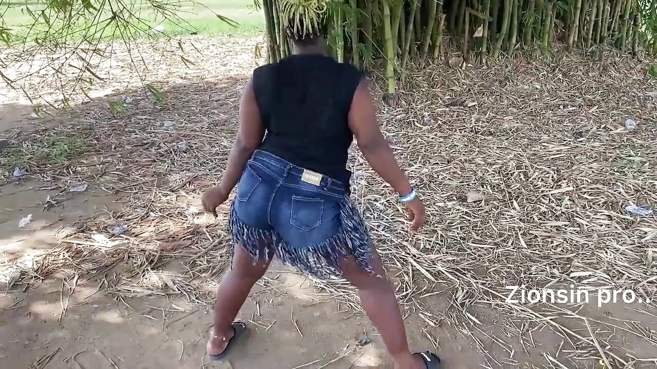Gadis kulit hitam afrika lagi asik joget sambil ketawa di depan umum