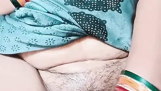 Indische hausfrau, die mehrere Orgasam masturbiert, kommt aus ihrem heißen muschi-wasser und dirtytalk mit Hindi