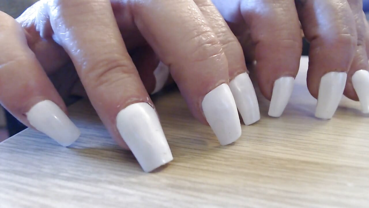 Tapping clicking white fingernails