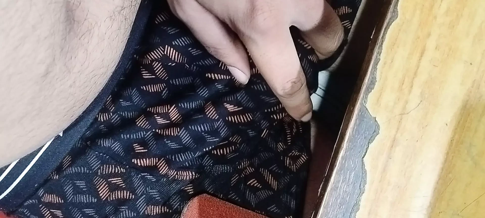 Joven profesor indio haciendo masterbating en su centro de entrenamiento Repentinamente su estudiante entra en coaching.