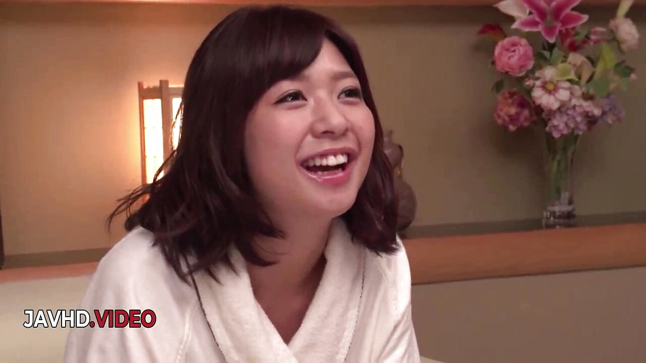 Busty japansk Wakaba Onoue tager hård creampie-action