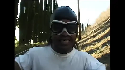 Permen Apel dengan kerdilnya memanjakan diri