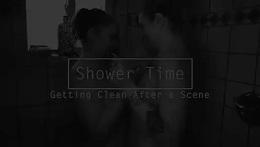 Yaya и Ginger играют в душе