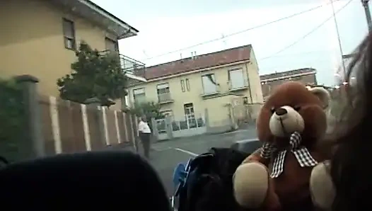 Açık havada harika bir sikişiyor