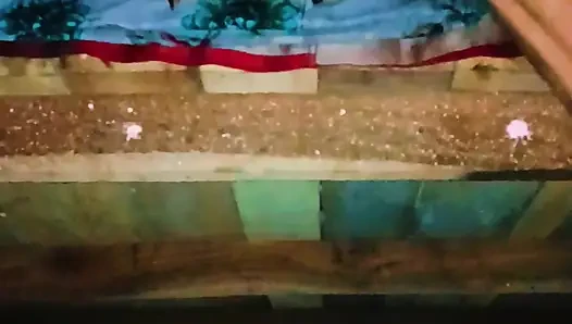Sister-in-law's bad fucking and spreading both her legs, put the whole penis and took out the piss from the pussy.