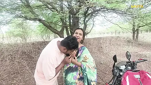 Kavita si tante seksi india dientot gaya doggy di hutan sampai dicrot di mulut