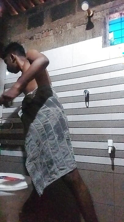 DiretorDumgFag Shithin tomando banho e comendo pedaço de sabão
