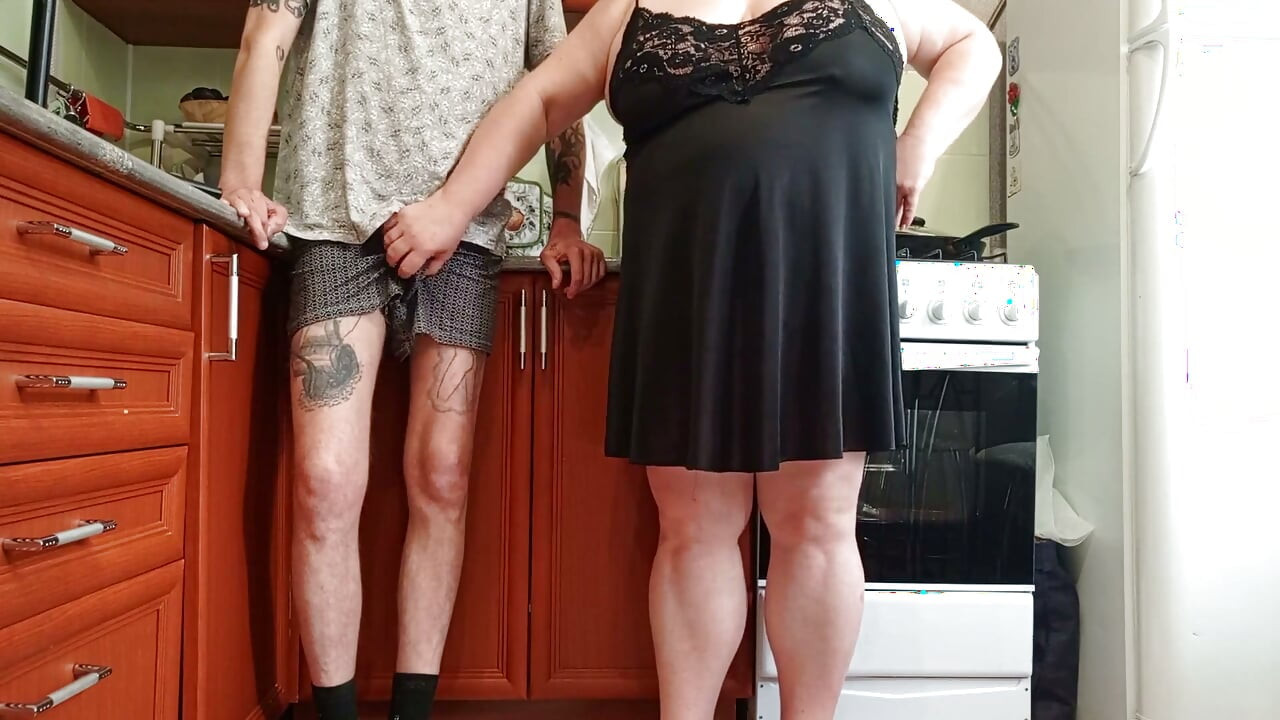Before Lunch, My Stepmom Jerks off My Dick to a Cumshot