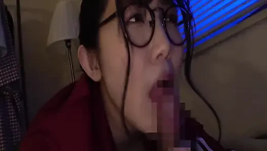 Pelajaran sepong kontol dari adik tiri yang nggak berpengalaman di tengah malam