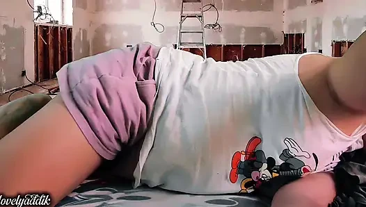 Milf Filipina menunggu pekerja di bawah ruang konstruksi