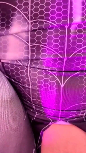 Zapanjujući trenutak iz filma "Azijska Spidergirl u uskom odijelu napunjena spermom. Posebna Noć vještica!"