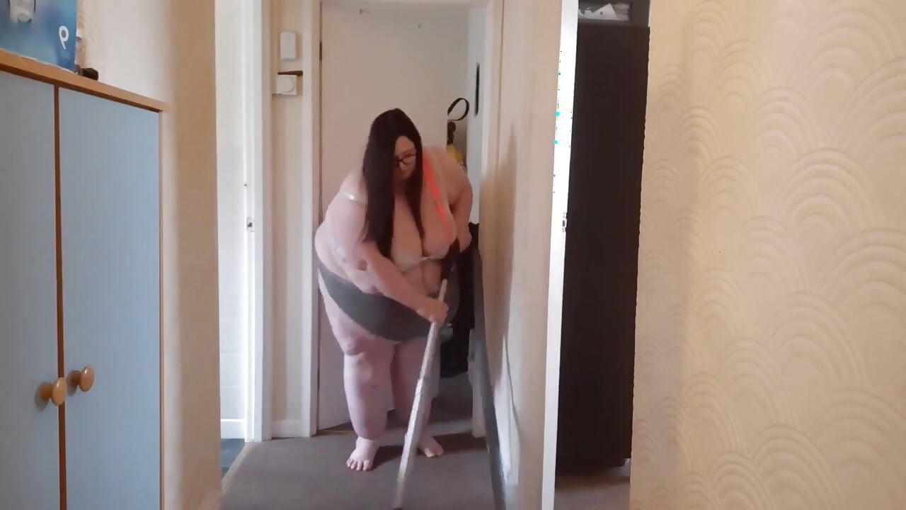 Gordas SSBBW - tarefas domésticas em suspensórios e tanga