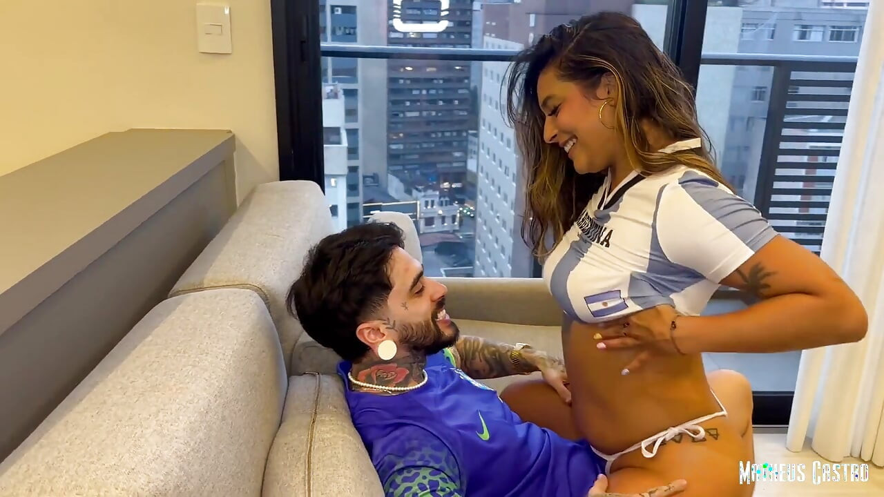 La belleza argentina consuela a su amiga brasileña después de la lucha por la copa del mundo