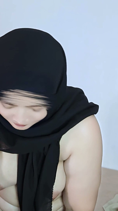 Chefe sexy da vila de Hijab recebe tratamento com óleo escorregadio por todo o corpo gordinho - Minokiiko | Clipe 1