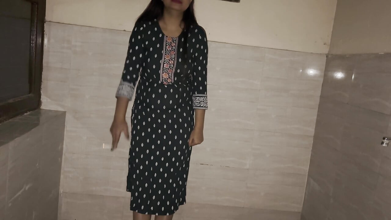 Devar erwischt, bhabhi raucht allein, desi indische bhabhi bekommt ihren arsch und ihre muschi täglich von ihrem Devar in Hindi Audio gefickt