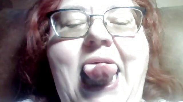 BBW gibt Ihnen Nahaufnahme ihrer nake Lippen und mund küssen und lecken ihre Lippen für sie, ein angeforderter Clip!